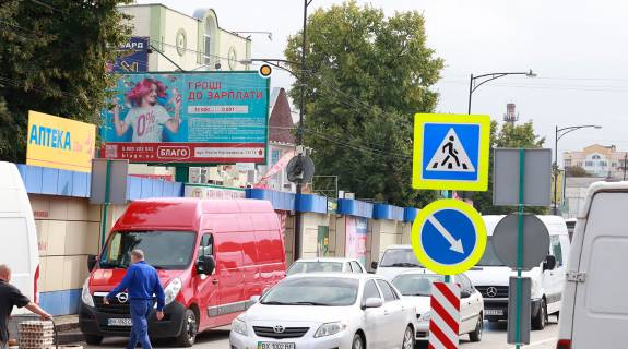 Билборд B в Каменец-Подольском, Щит 3x6  Князів Коріатовичів вул. / Першотравнева вул., ринок! Увага, розмір 3010х6010! фото 1