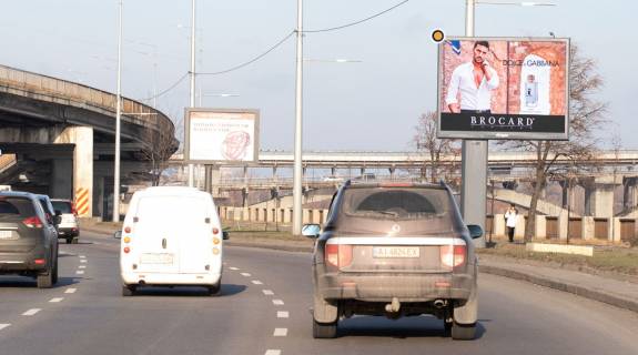 Видеоборд A в Киеве Набережное шоссе, в сторону моста Метро - 235367 фото 1