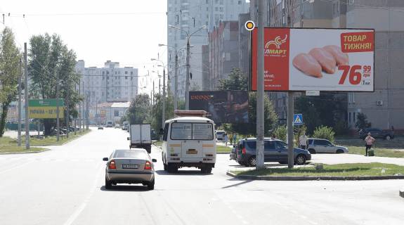 Білборд, Бігборд (Борд)  A у Чернігові, Щит 3x6  Незалежності вул., 32 Фото 1