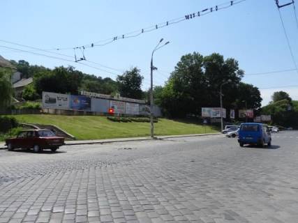 Билборд A в Черновцах, Щит 3x6  Гагаріна (Вокзальна) вул, навпроти входу в Ж / Д вокзал, четвертий праворуч схема