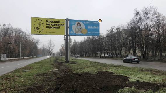 Билборд A в Харькове Богдана Хмельницкого бул./ Каденюка (раніше Танкопія) вул., разделитель, к Олександрівський пр. (колиш. Косіора пр.) .правый фото 1