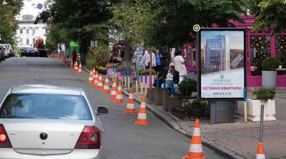 Ситилайт A в Киеве, Сітілайт 1.2х1.8  Євгена Чикаленка вул. (Пушкінська). 11 фото 1
