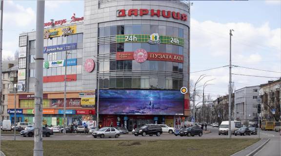 Video Billboard A in Kyiv, Цифра 6х25  Darnic'ka plosa, fasad TC "Darnica" (cas roboti ekranu 9:00-23:00) - 329098 Photo 1