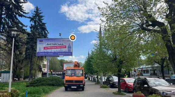 Билборд B в Черновцах, Щит 3x6  Головна вул / Герцена вул, з центру фото 1