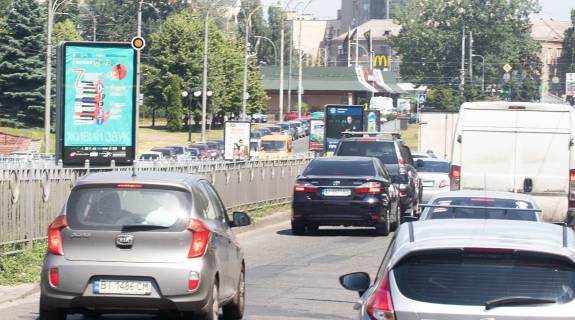 Ситилайт A в Киеве, Сітілайт 1.2х1.8  Святослава Хороброго вул. (Народного ополчення)., роздільник, навпроти буд.№5 фото 1