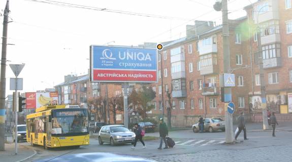 Билборд A в Черновцах, 3х6  Главная вул / Незалежності пр, к вул Героїв Майдану (Червоноармійська) фото 1