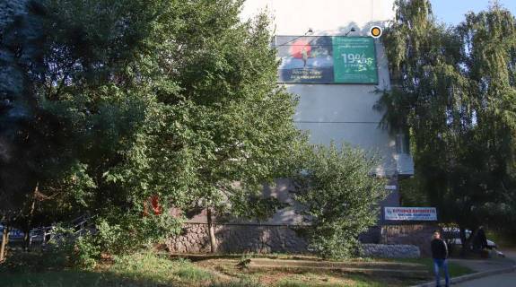 Билборд A в Черновцах, Щит 3x6  Героїв Майдану (Червоноармійська) вул., 65, в центр фото 1