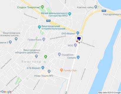 Billboard A in Vishgorod m. Visgorod, st. Naberezna, povorot na st. Promislova, bila zavodu ZBMK, cerez 75m pisla AZS WOG scheme