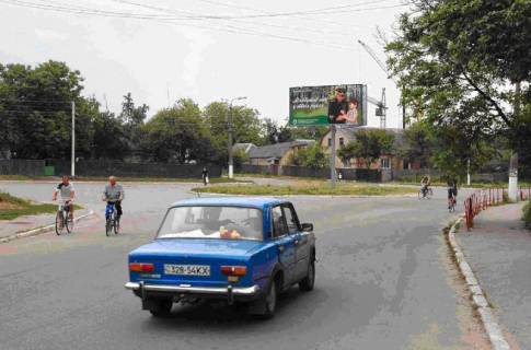 Билборд B в Фастове, 6х3  перехрестя вул. Героїв Чорнобиля (Толстого), вул. Захистників України (Комарова), вул. Білоцерківська (Г.Сталінграду), центр. клініка (клумба) фото 1