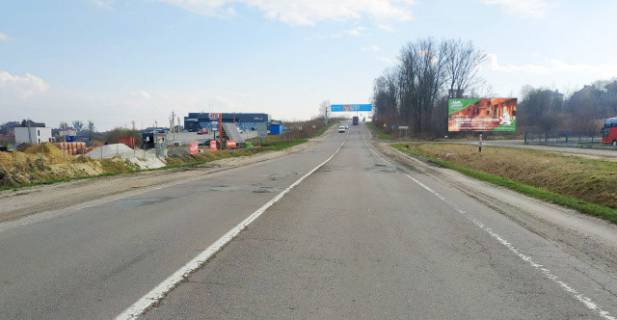 Билборд A в Львове, 6x3м.  вїзд в м. Львів з сторони кордону (м.Рава-Руська), на автомийку Lux Wash, на гот. Варшава, траса Львів- Рава-Руська (М-09), на АЗК WOG, жовта вітрозахисна люмінесцентна рамка фото 1