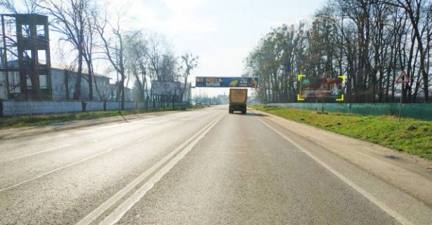 Билборд A в Львове, 6x3м.  вїзд в м. Львів з напрямку м. Київ (траса Е-40) + жовта вітрозахисна люмінесцентна рамка, далі АЗК Львів Петроль, Сокар фото 1