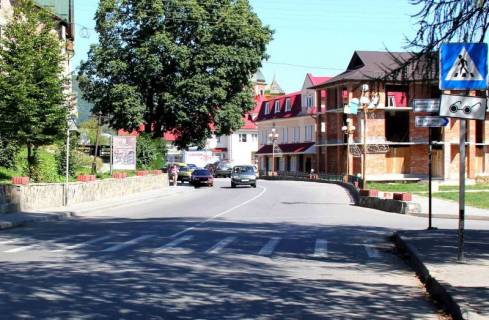 Ситилайт B в Яремче, 1,2x1,8  Траса Н-09 Мукачево-Львів, Свободи, ТЦ Коралі, банк Аваль, кафе Пиріжкова хата, напрямок руху на Івано-Франківськ фото 1