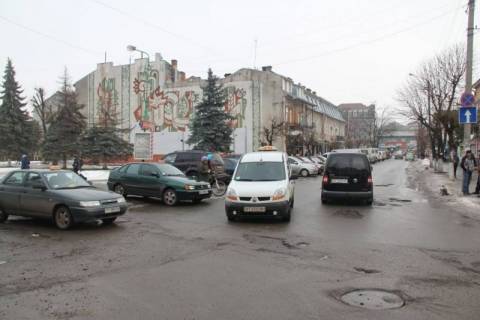 Нестандарт B у Надвірній, 1,4x0,9  Майдан Шевченка-Грушевського, маг. Техніки Плай, РДА, супермаркет Колібріс, напрямок руху до Майдану Шевченка Фото 1