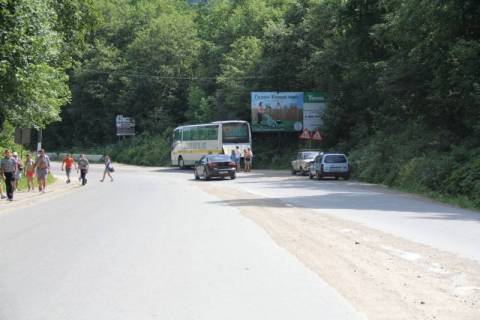 Билборд A в Яремче, 3x6  Траса Н-09 Мукачево-Львів, центр міста, Свободи, сувенірний ринок "Квітка", кафе У Якова, над Прутом,   напрямок руху на Івано-Франківськ фото 1