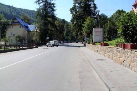 Ситилайт A в Яремче, 1,2x1,8  Траса Н-09 Мукачево-Львів, Свободи, ТЦ Коралі, банк Аваль, кафе Пиріжкова хата, напрямок руху на Буковель фото 1