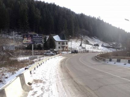 Билборд B в Микуличине, 3x6  Траса Н-09 Мукачево-Львів, 300 м після готелю Гердан, в`їзд у селище, напрямок руху на Буковель фото 1