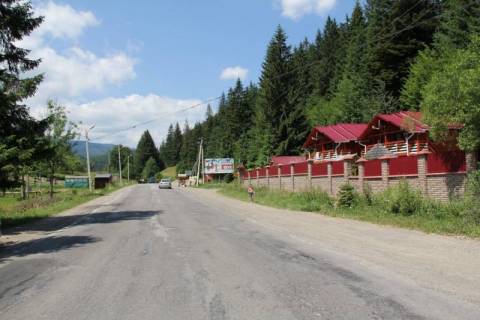 Билборд A в Яремче, 3x6  Траса Н-09 Мукачево-Львів, в`їзд в місто зі сторони Буковеля, джерело, автозупинка, напрямок руху на Буковель фото 1