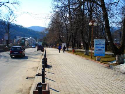 Ситилайт A в Яремче, 1,2x1,8  Траса Н-09 Мукачево-Львів, Свободи, центральна міська алея, привокзальна площа, з/д вокзал, напрямок руху на Буковель фото 1