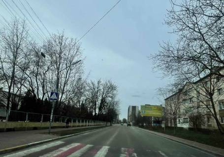 Билборд A в Крюковщине, Board 3x6м  Вул. Мічуріна/ вул. ул. Святоюрївська, 12А, пішохідний перехід, зупинка, поруч  "Школа  №1 ЗОШ I-III ст", КП «БЛАГОУСТРІЙ КРЮКІВЩИНИ», в бік вул. Балукова фото 1