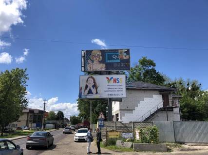 Билборд A в Крюковщине вул. Одеська/вул. Балукова, світлофор, перехрестя, зупинка, АЗС "Газ", "Парк Крюківщина", 500м до "Домосвіт", в бік  м. Київ (нижній) фото 1