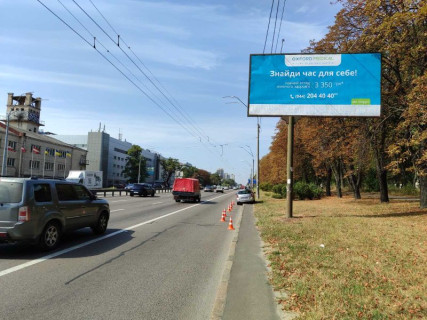 Билборд A в Киеве, Board 3x6м  пр. Берестейський, 54, (пр. Перемоги), поруч Університет "КНЕУ ім. В. Гетьмана", Скульптура "Гривня Всемогутня", навпроти АЗС "AMIC Energy", в бік ст.м. Берестейська,  із центру в м. Житомир фото 1