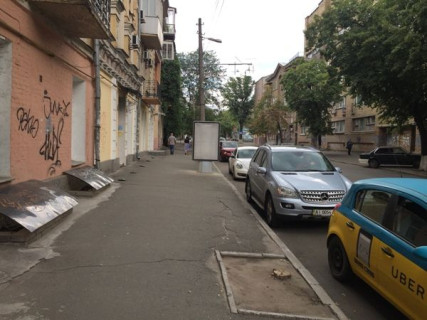 Ситилайт B в Киеве, Сity 1.8х1.2м  вул. Волоська, 28/40 /вул. Верхній Вал, світлофор, "Національний Антидопінговий Центр", "Приватна сучасна стоматологія", "Universal Bank" фото 1