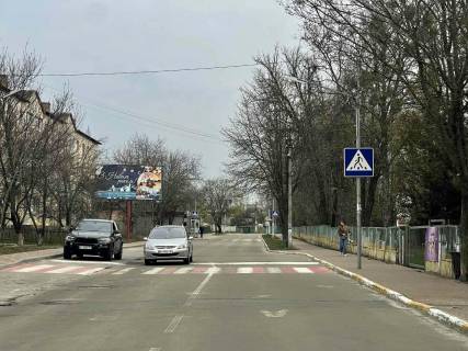 Билборд B в Крюковщине, Board 3x6м  Вул. Мічуріна/ вул. ул. Святоюрївська, 12А, пішохідний перехід, зупинка, поруч  "Школа  №1 ЗОШ I-III ст", КП «БЛАГОУСТРІЙ КРЮКІВЩИНИ», від вул. Балукова фото 1
