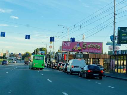 Билборд A в Киеве, Board 3x12м  вул. В. Кільцева / ТЦ "AMETYST MALL"/маг. "NOVUS",  Магазину мебелів "4ROOM", "Епіцентр", Магазин ковров "Старик Хоттабыч", поворот на Петропавлівську Борщагівку  (правий) фото 1