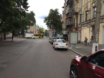 Ситилайт A в Киеве, Сity 1.8х1.2м  вул. Волоська, 28/40 /вул. Верхній Вал, світлофор, "Національний Антидопінговий Центр", "Приватна сучасна стоматологія", "Universal Bank" фото 1