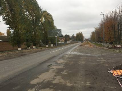 Billboard B in Novosilki, Board 3x6м  вул. Машинобудівників, перед зїздом в кишеню зупинки ЖК "Чабани квартал", поруч Аптека "Вітамін", "Сінево",  "Укрпошта",  узбіччя дороги Чабани-Хотів, в бік с. Новосілки Photo 1