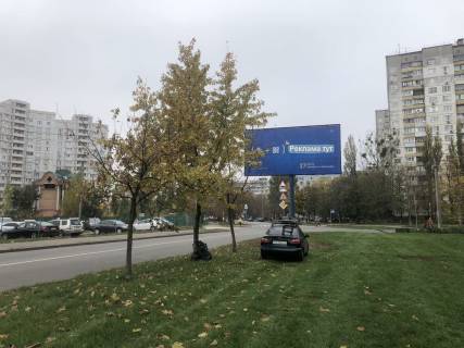 Білборд, Бігборд (Борд)  A у Києві, Board 3x6м  вул. Академіка Булаховського / вул. Підлісна, перехрестя, зупинка, Магазин "Рукоділля", "Сільпо", "Watsons", "Діла", Нова Пошта - №293, Мережа аптек "Бажаємо здоров`я № 29", в напрямку від пр. Палладіна до вул. Підлісної Фото 1