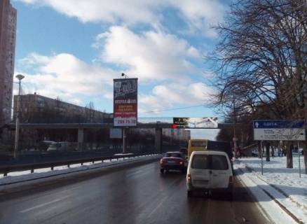 Білборд, Бігборд (Борд)  A у Києві, 8x2  Міст пішохідний через лінію швидкісного трамвая біля кінотеатру "Лейпциг" з центру Фото 1