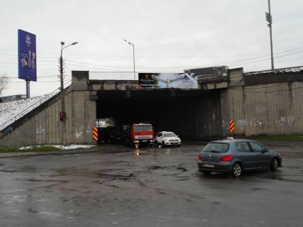 Нестандарт A в Киеве, 8x2  Наддніпрянське шосе, збоку Набережно-Печерської дороги, рух в напрямку Південного мосту фото 1