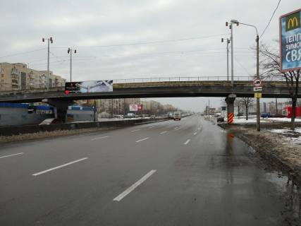 Нестандарт B в Киеве, 8x2  просп. Романа Шухевича (Генерала Ватутіна)., на перетині Кибальчича вул. і Закревського, рух в напрямку Північного моста (зліва) фото 1
