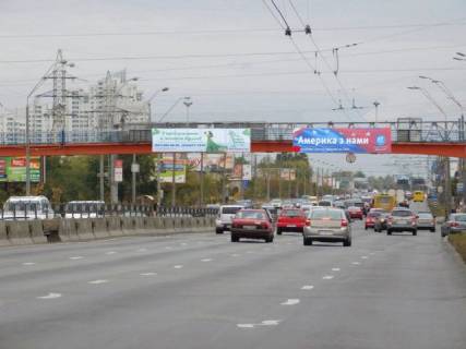 Билборд A в Киеве, 8x2  просп. Степана Бандери (Московський). / Йорданська вул. (Лайоша Гавро). надземний пішохідний перехід, з центру фото 1