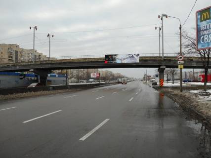 Нестандарт A в Киеве, 8x2  просп. Романа Шухевича (Генерала Ватутіна)., на перетині Кибальчича вул. і Закревського вул., рух в напрямку Північного моста (праворуч) фото 1