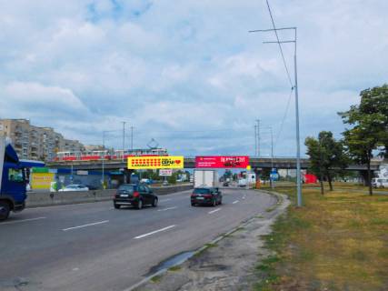 Білборд, Бігборд (Борд)  A у Києві, 8x2  Шляхопровід трамвайний через просп. Романа Шухевича (Генерала Ватутіна) на перетині вул. Кибальчича та Закревського, до центру (праворуч) Фото 1