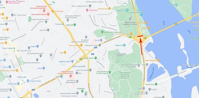 Нестандарт B у Києві, 8x2  Шляхопровід А на перетині Миколи Міхновського бульвар (Дружби Народів бульвар) та Наддніпрянського шосе (з боку ст.м. Дніпро) в напрямку центру, ліворуч схема