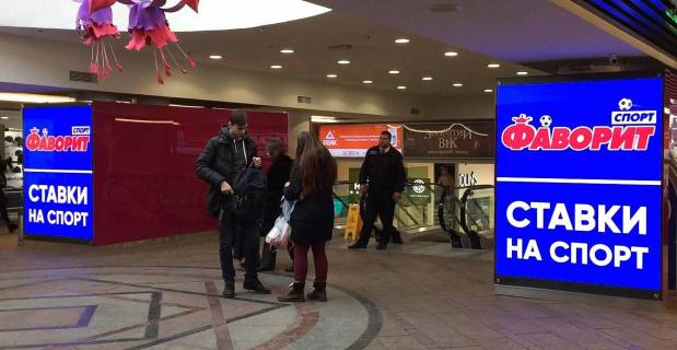 Видеоборд A у Києві, 1,92x1,536  ТЦ Globus Майдан Незалежності  (2 екрани+сходи) (внутрішній) - 449942 Фото 1