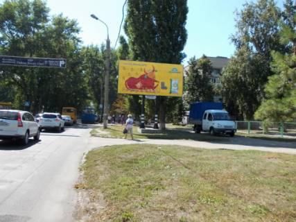 Билборд A в Сумах, 6x3  Кондратьєва Герасима вул.(Кірова вул.) -Лихвинська Стінка вул. (Гамалія).,( Піцерія "Venecia",Храм Іоана Руського,Афганський сквер, ОщадБанк),у напрямку виїзда з міста фото 1