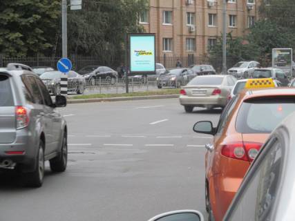 Видеоборд A в Киеве, 1.2x1.8  вул. Генерала Алмазова (Кутузова) ., 43/11, ("Альфа Банк", клініка "Амеда"), розподілювач, в напрямку до площі Лесі Українки - 294128 фото 1
