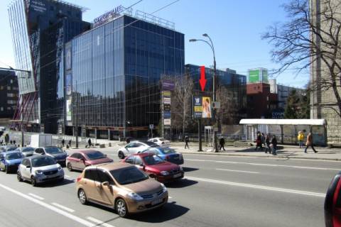 Бэклайт A в Киеве, 3.14x2.3  Вадима Гетьмана, вул, 4 ТЦ Космополіт, на мосту, в напрямку з центру фото 1