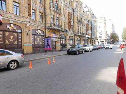 Scrolller, Scroll B in Kyiv Bessarabs'ka pl., bila bud. 1/3, No2, (Mandarin-Plaza, PinchukArtCentre, OTP bank, VTB Bank, Nadra Bank, Rajffajzen Bank Aval'), v napramku st. Basejna - 213921 Photo 1