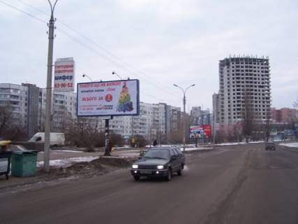 Білборд, Бігборд (Борд)  B у Черкасах, 6x3  вул. Володимира Великого (кол. Гагаріна), 95 (ТЦ "ДнепрПлаза", маркет "Велика Кишеня", "АТБ", ОщадБанк), в напрямку вул. Припортова (Героїв Сталінграда), з центру Фото 1