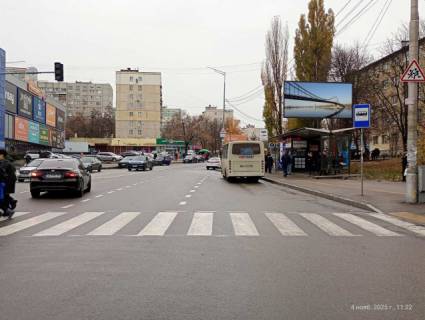 Призма A в Киеве, 6x3  Юри Гната вул.,9 (ТЦ "Квадрат", ТЦ "Дитяча Країна",кінотеатр "Лейпциг", Сільпо, Велика кишеня, Ельдорадо), в  напрямку просп. Берестейський (Перемоги) - 621360 фото 1