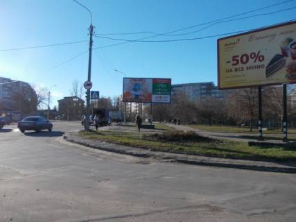 Билборд A в Сумах, 6x3  Харківська вул.-Сергія Табали вул., 44 (Парижської комуни),(АЗС "ОККО", автосалон "KIA motors", "Автовикуп"), у напрямку центра міста фото 1