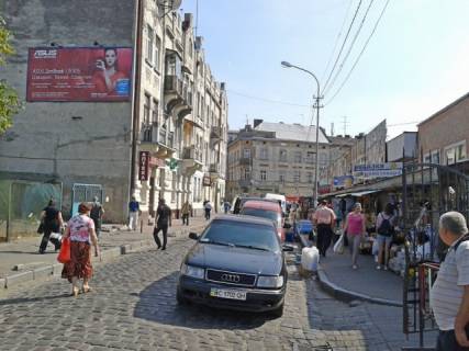 Билборд B в Львове, 6x3  Горської вул., 9 (Берестейської унії пл. (Липнева пл.)., Привокзальний ринок, Аптека D.S., кафе "Тістечко", Ідея Банк, Магазин Техноскарб), в напрямку Героїв УПА вул. фото 1