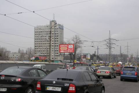 Билборд B в Киеве Хоткевича Гната вул. (Червоногвардійська вул.) - Гетьмана Павла Полуботка вул. (Попудренка)., : 40м до ст. метро "Чернігівська" (в напрямку Дарниці) фото 1