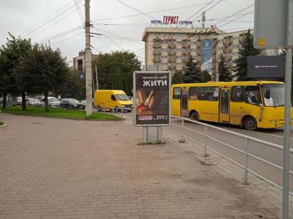 Бэклайт B в Черновцах, 1.2x1.8  Незалежності просп. - Героїв Майдану (Червоноармійська) вул., 71 фото 1