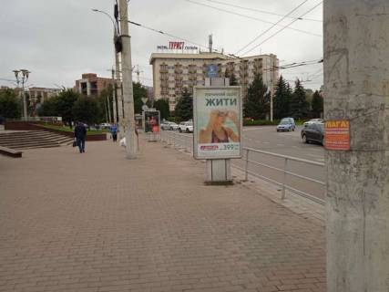 Бэклайт B в Черновцах, 1.2x1.8  Незалежності просп. - Героїв Майдану (Червоноармійська) вул., 71 фото 1